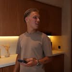 klant van instagrow gebruikt smartphone in zakelijke setting